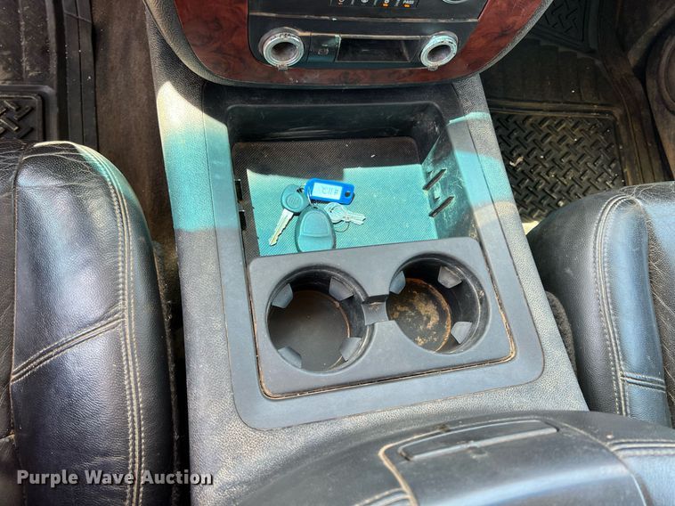 image for item LG9085 2011 Chevrolet Silverado 3500HD  Crew Cab flatbed pickup truck