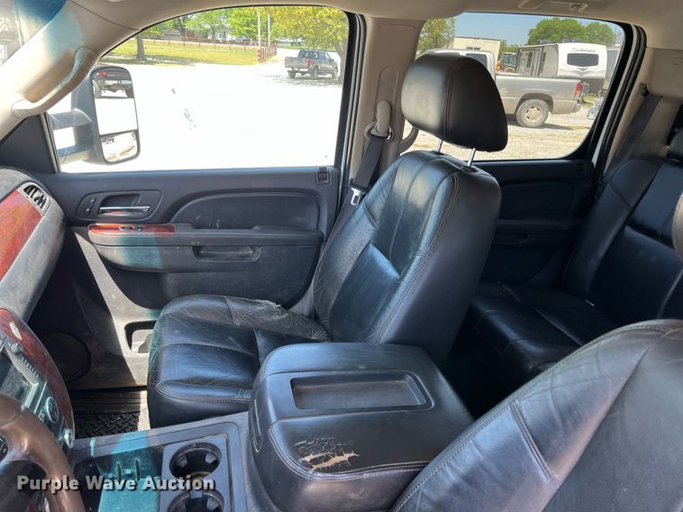 image for item LG9085 2011 Chevrolet Silverado 3500HD  Crew Cab flatbed pickup truck