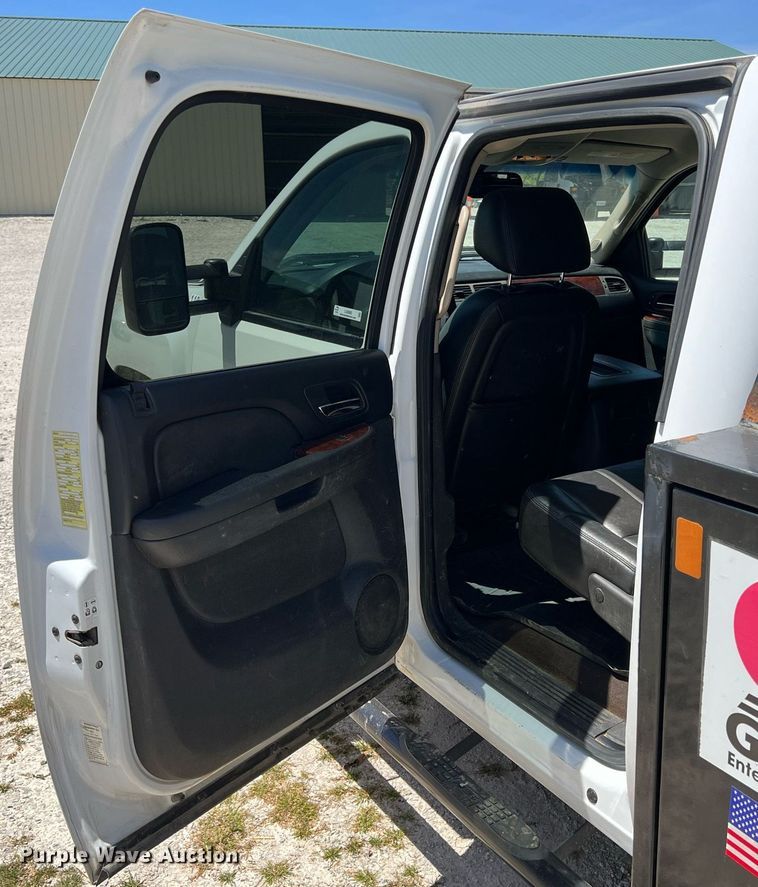 image for item LG9085 2011 Chevrolet Silverado 3500HD  Crew Cab flatbed pickup truck