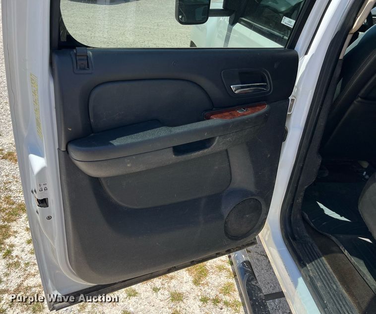 image for item LG9085 2011 Chevrolet Silverado 3500HD  Crew Cab flatbed pickup truck