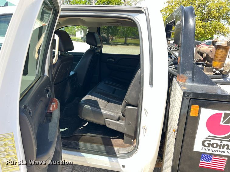 image for item LG9085 2011 Chevrolet Silverado 3500HD  Crew Cab flatbed pickup truck