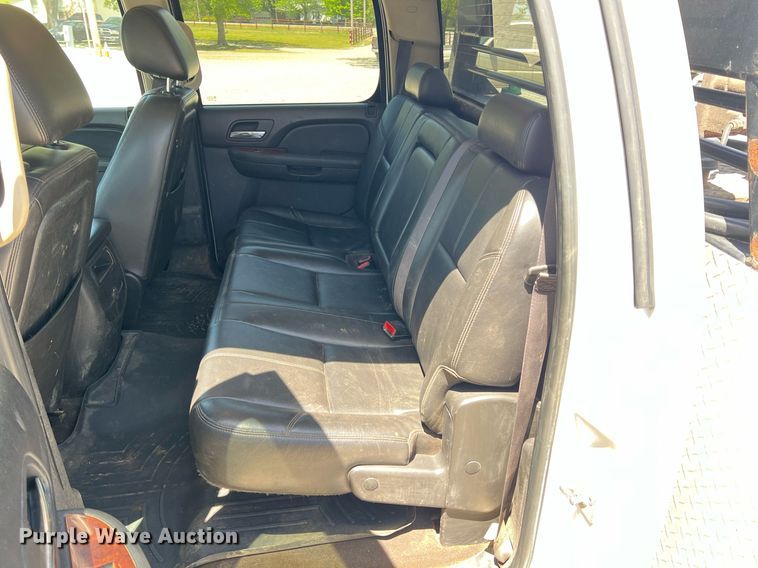 image for item LG9085 2011 Chevrolet Silverado 3500HD  Crew Cab flatbed pickup truck