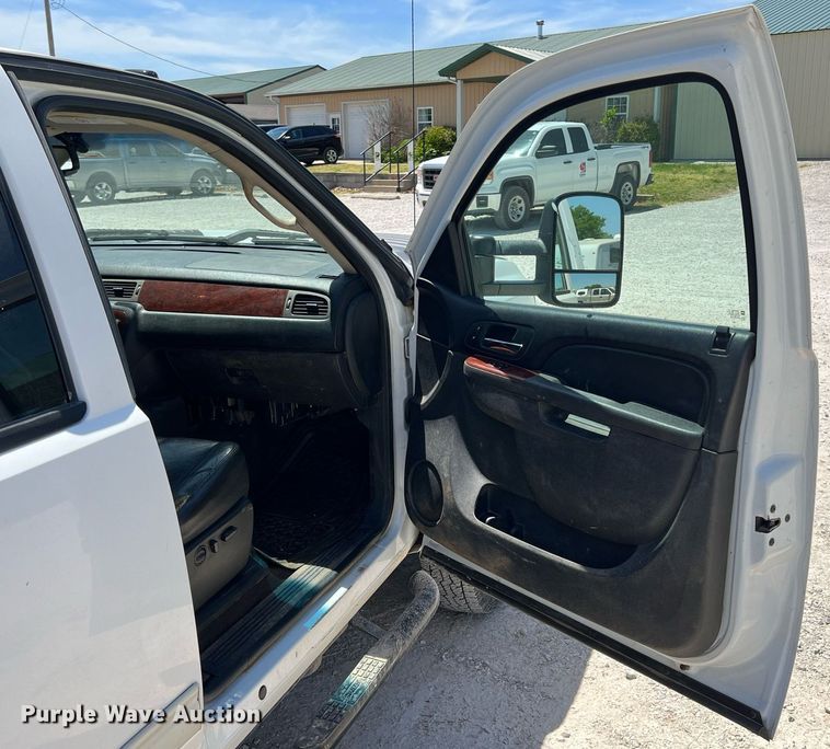 image for item LG9085 2011 Chevrolet Silverado 3500HD  Crew Cab flatbed pickup truck