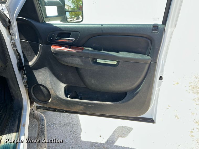 image for item LG9085 2011 Chevrolet Silverado 3500HD  Crew Cab flatbed pickup truck