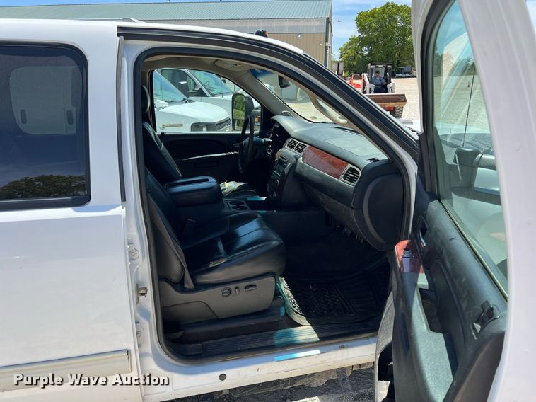 image for item LG9085 2011 Chevrolet Silverado 3500HD  Crew Cab flatbed pickup truck