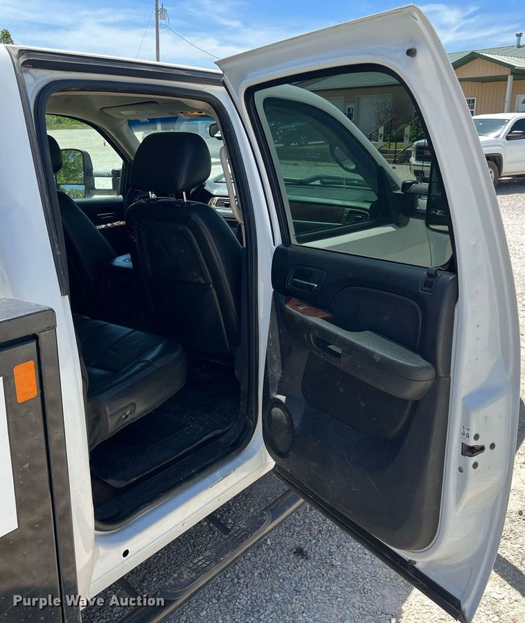 image for item LG9085 2011 Chevrolet Silverado 3500HD  Crew Cab flatbed pickup truck