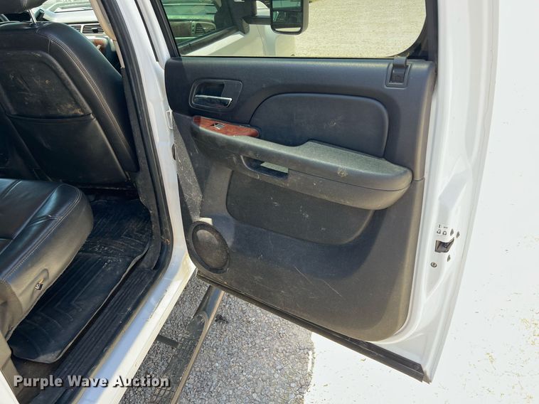 image for item LG9085 2011 Chevrolet Silverado 3500HD  Crew Cab flatbed pickup truck