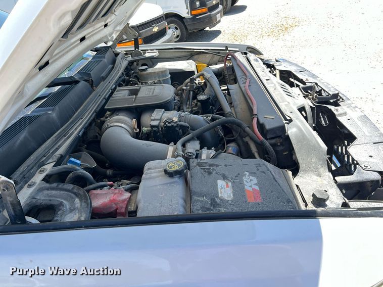 image for item LG9085 2011 Chevrolet Silverado 3500HD  Crew Cab flatbed pickup truck