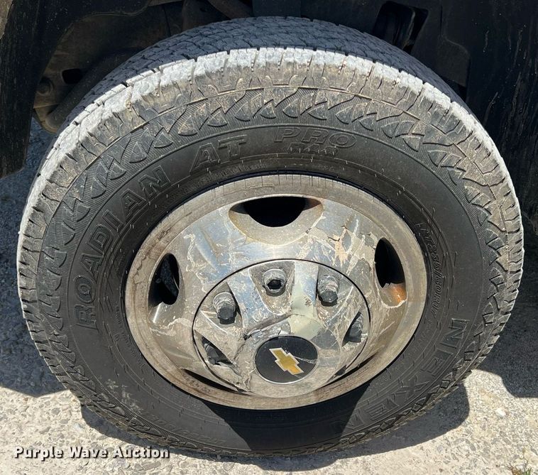 image for item LG9085 2011 Chevrolet Silverado 3500HD  Crew Cab flatbed pickup truck