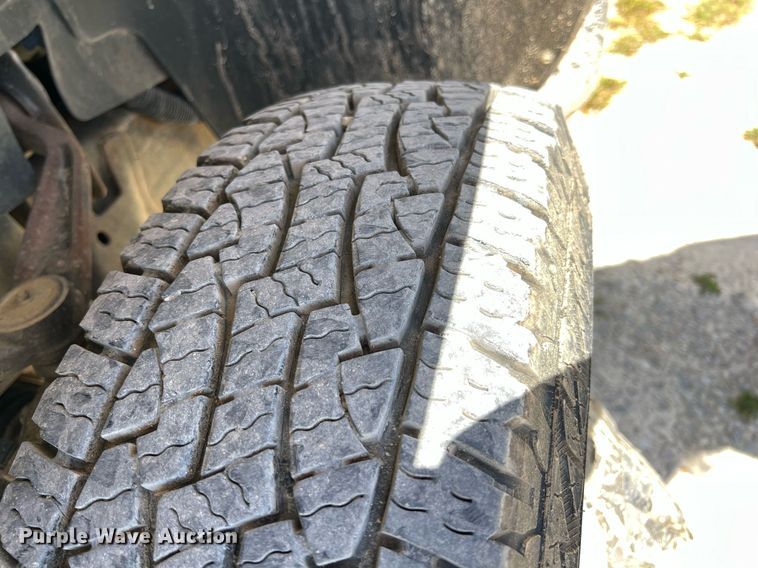 image for item LG9085 2011 Chevrolet Silverado 3500HD  Crew Cab flatbed pickup truck