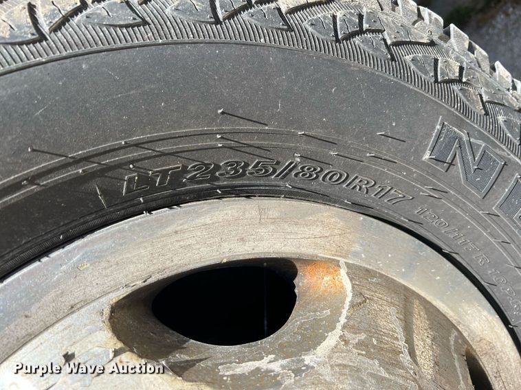 image for item LG9085 2011 Chevrolet Silverado 3500HD  Crew Cab flatbed pickup truck