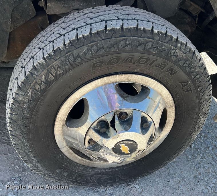 image for item LG9085 2011 Chevrolet Silverado 3500HD  Crew Cab flatbed pickup truck