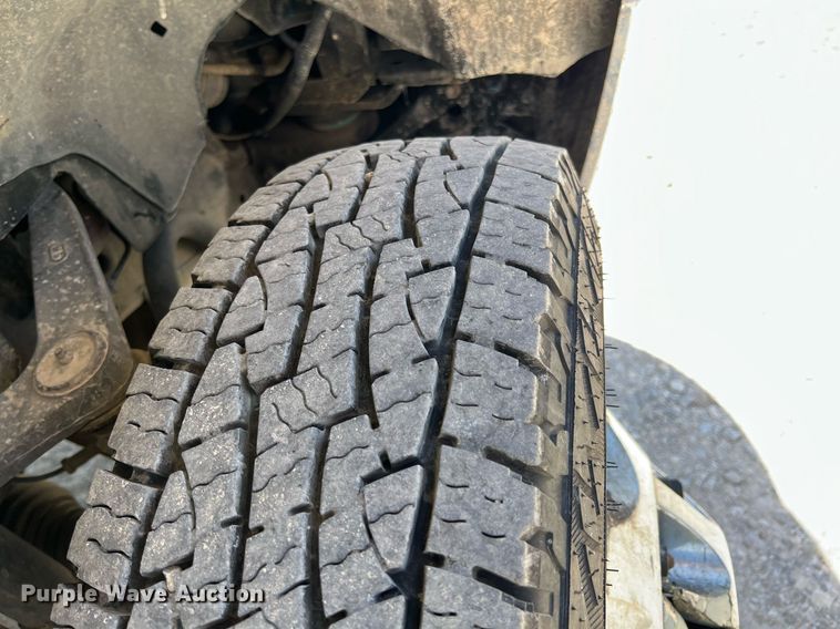 image for item LG9085 2011 Chevrolet Silverado 3500HD  Crew Cab flatbed pickup truck