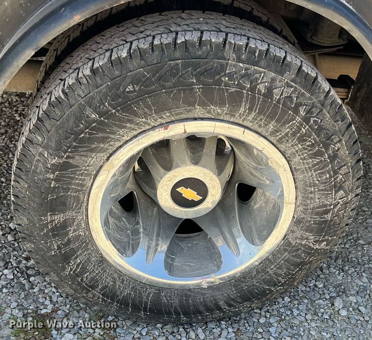 image for item LG9085 2011 Chevrolet Silverado 3500HD  Crew Cab flatbed pickup truck