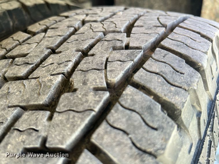 image for item LG9085 2011 Chevrolet Silverado 3500HD  Crew Cab flatbed pickup truck