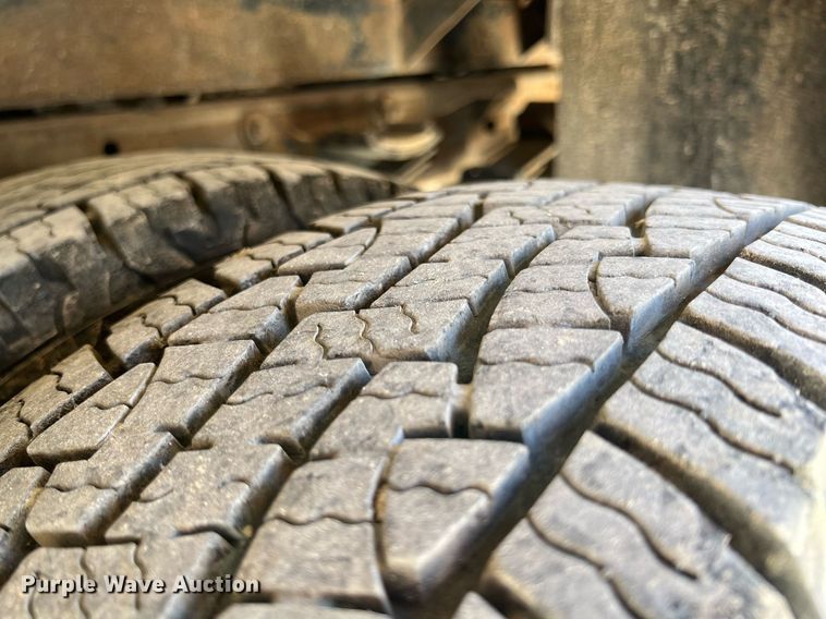 image for item LG9085 2011 Chevrolet Silverado 3500HD  Crew Cab flatbed pickup truck