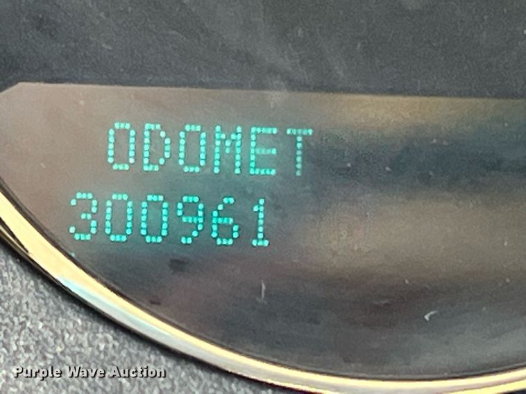 image for item LG9085 2011 Chevrolet Silverado 3500HD  Crew Cab flatbed pickup truck