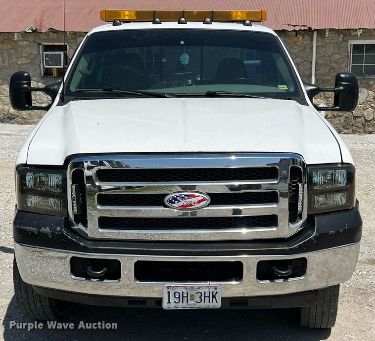 image for item LG9128 2002 Ford F450 Super Duty  tow truck
