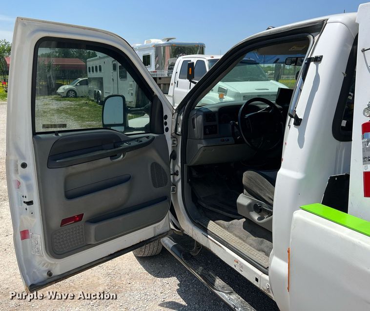 image for item LG9128 2002 Ford F450 Super Duty  tow truck