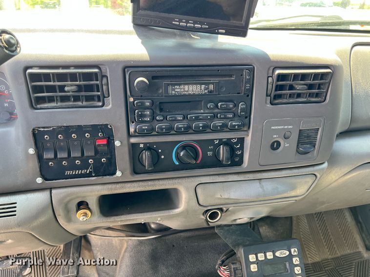 image for item LG9128 2002 Ford F450 Super Duty  tow truck