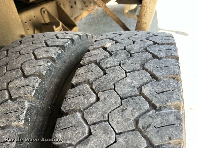 image for item LG9128 2002 Ford F450 Super Duty  tow truck