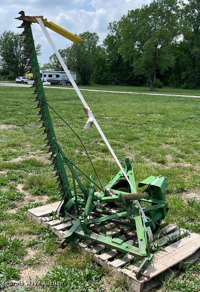 image for item LG9133 John Deere  sickle mower