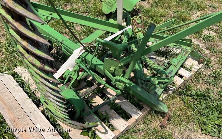 image for item LG9133 John Deere  sickle mower