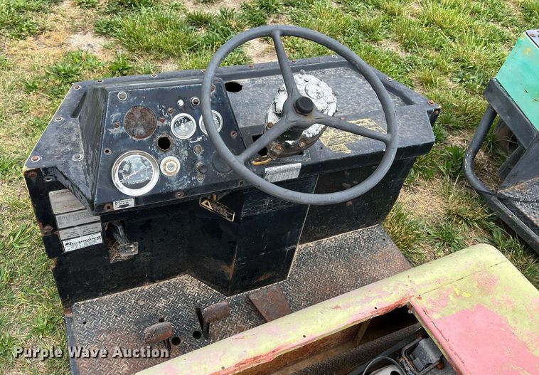 image for item LG9138 (2) Cushman golf carts