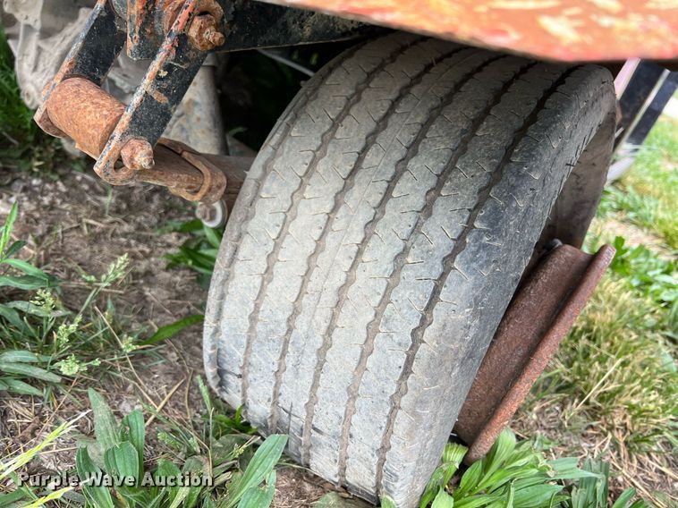 image for item LG9138 (2) Cushman golf carts