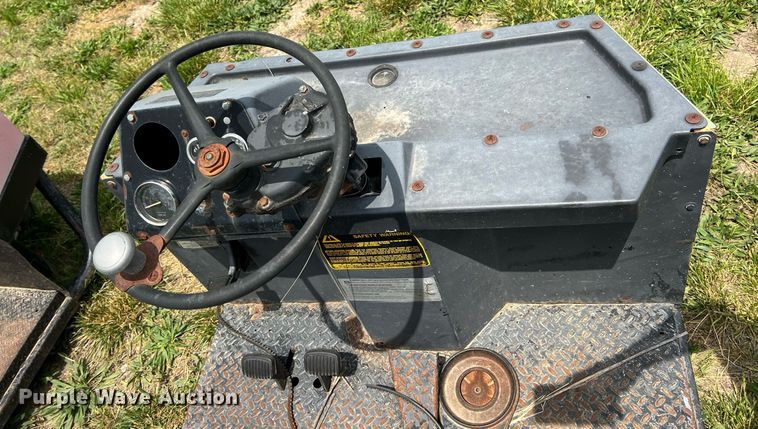 image for item LG9138 (2) Cushman golf carts