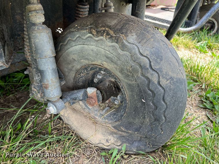 image for item LG9138 (2) Cushman golf carts