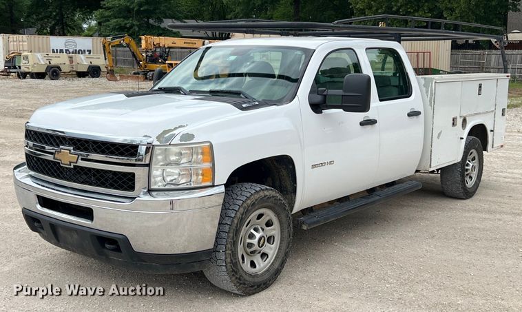 image for item LG9189 2011 Chevrolet Silverado 3500HD  Crew Cab utility bed pickup truck