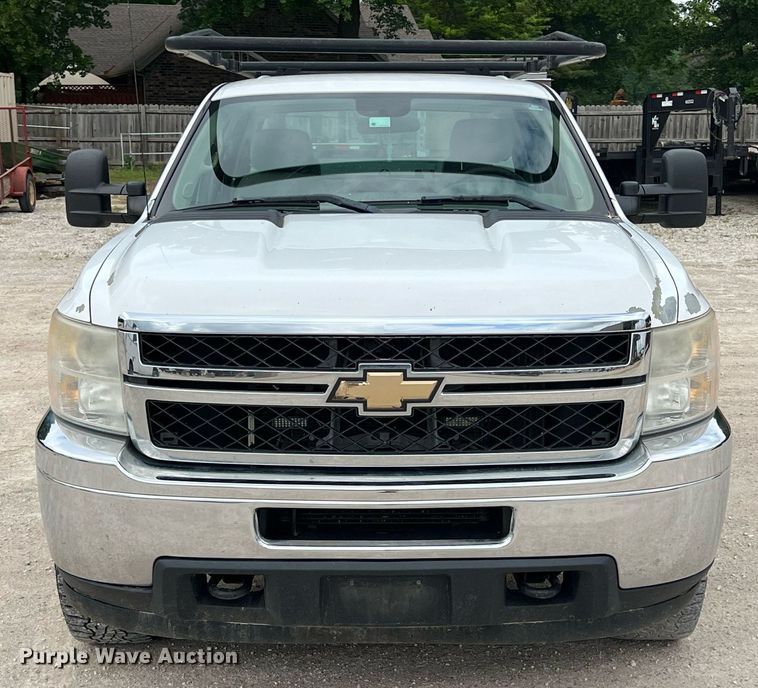 image for item LG9189 2011 Chevrolet Silverado 3500HD  Crew Cab utility bed pickup truck