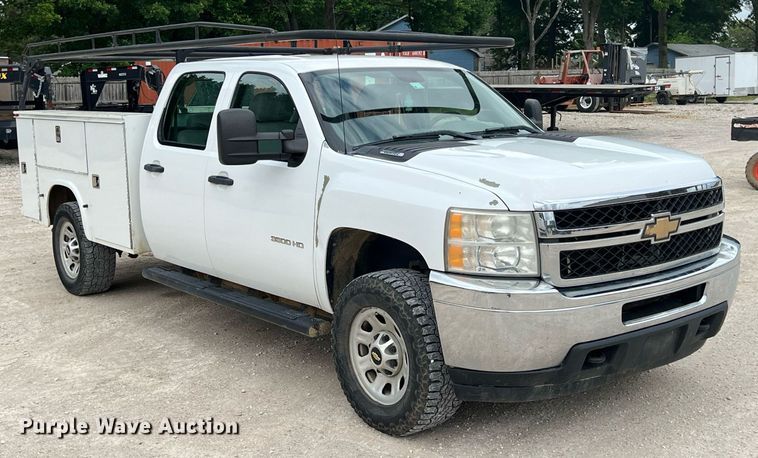 image for item LG9189 2011 Chevrolet Silverado 3500HD  Crew Cab utility bed pickup truck