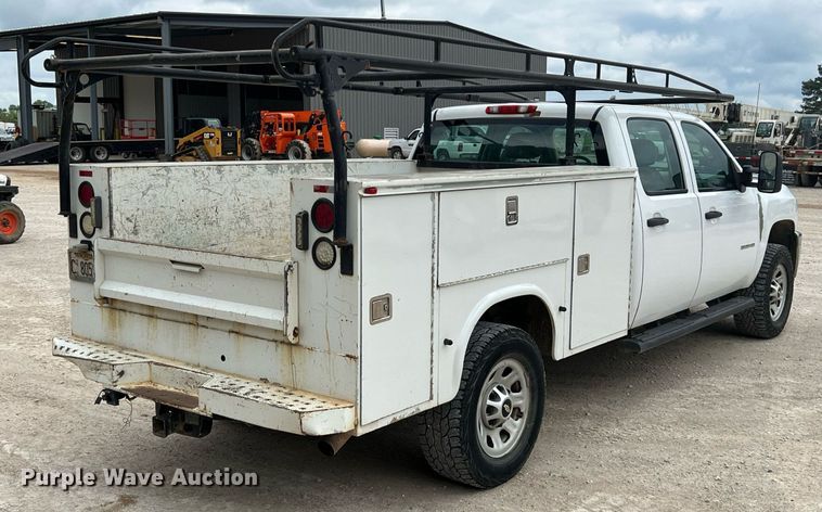 image for item LG9189 2011 Chevrolet Silverado 3500HD  Crew Cab utility bed pickup truck