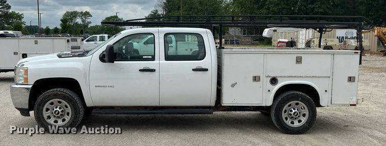 image for item LG9189 2011 Chevrolet Silverado 3500HD  Crew Cab utility bed pickup truck