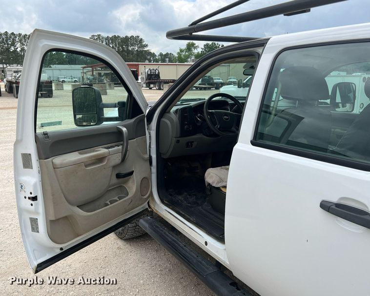 image for item LG9189 2011 Chevrolet Silverado 3500HD  Crew Cab utility bed pickup truck