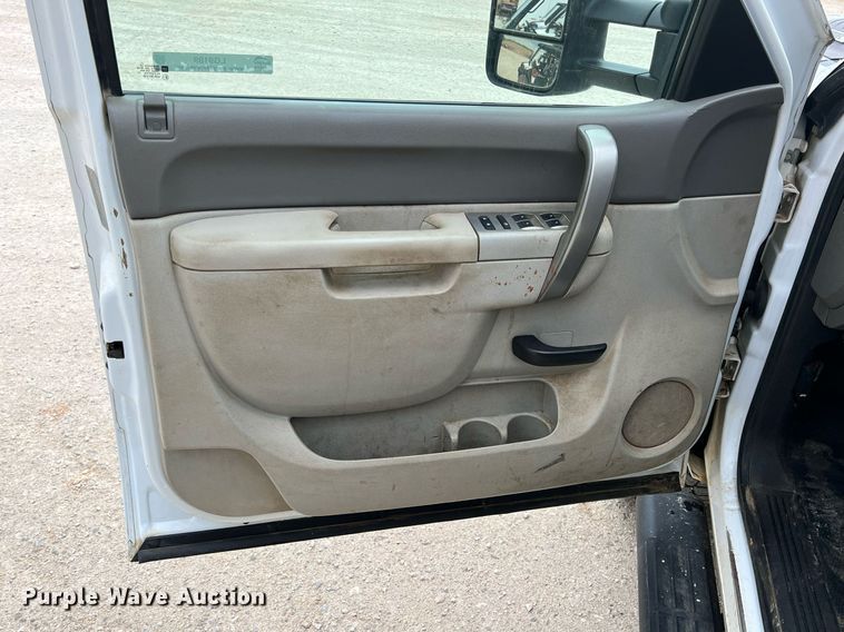 image for item LG9189 2011 Chevrolet Silverado 3500HD  Crew Cab utility bed pickup truck