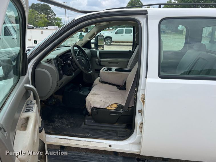 image for item LG9189 2011 Chevrolet Silverado 3500HD  Crew Cab utility bed pickup truck