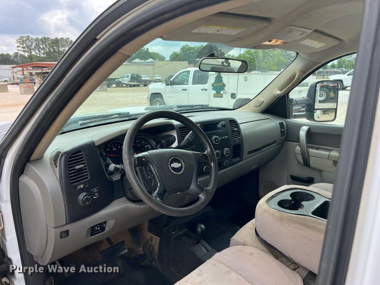 image for item LG9189 2011 Chevrolet Silverado 3500HD  Crew Cab utility bed pickup truck