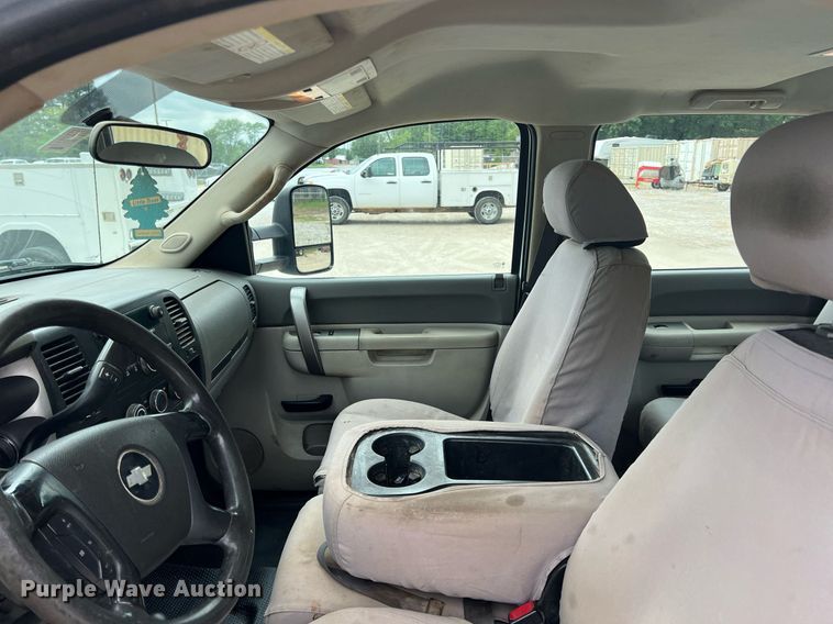 image for item LG9189 2011 Chevrolet Silverado 3500HD  Crew Cab utility bed pickup truck