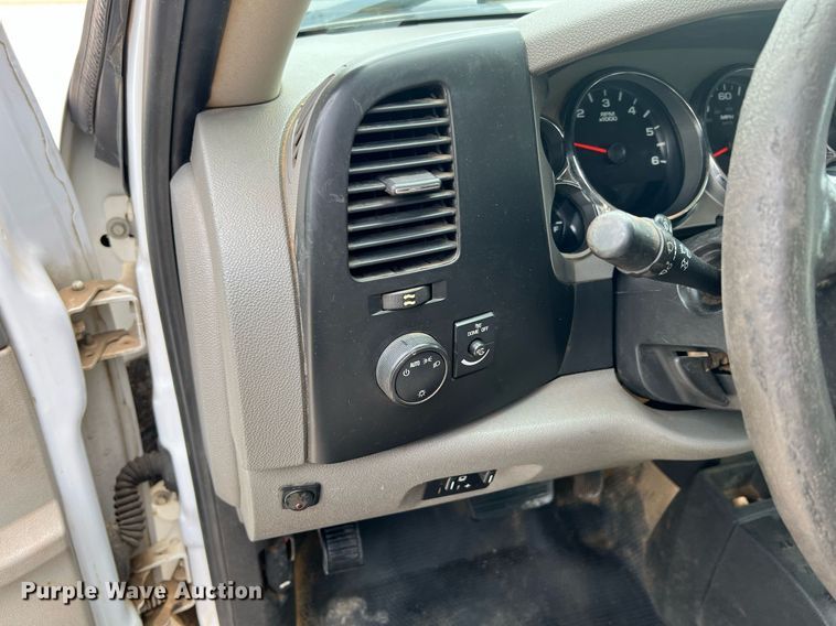 image for item LG9189 2011 Chevrolet Silverado 3500HD  Crew Cab utility bed pickup truck