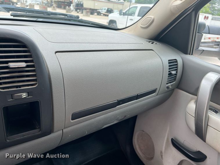 image for item LG9189 2011 Chevrolet Silverado 3500HD  Crew Cab utility bed pickup truck