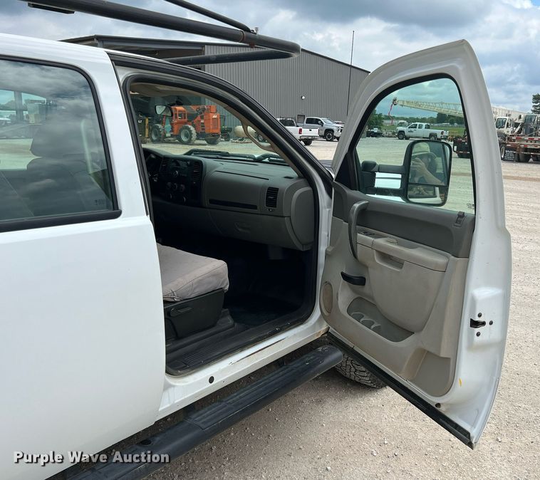 image for item LG9189 2011 Chevrolet Silverado 3500HD  Crew Cab utility bed pickup truck