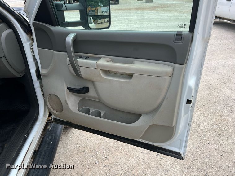 image for item LG9189 2011 Chevrolet Silverado 3500HD  Crew Cab utility bed pickup truck