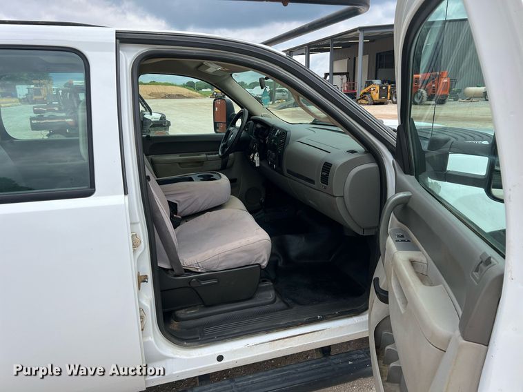 image for item LG9189 2011 Chevrolet Silverado 3500HD  Crew Cab utility bed pickup truck