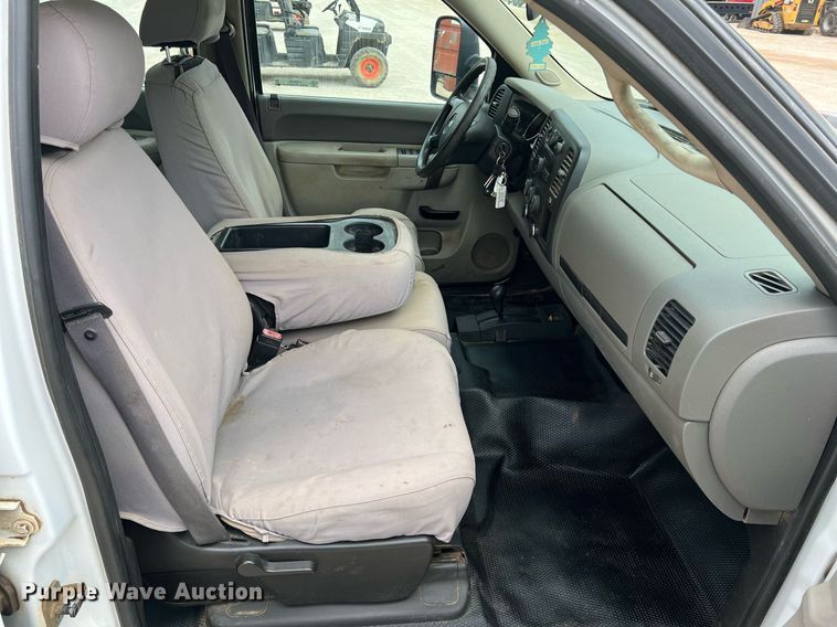 image for item LG9189 2011 Chevrolet Silverado 3500HD  Crew Cab utility bed pickup truck