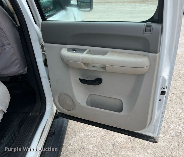 image for item LG9189 2011 Chevrolet Silverado 3500HD  Crew Cab utility bed pickup truck