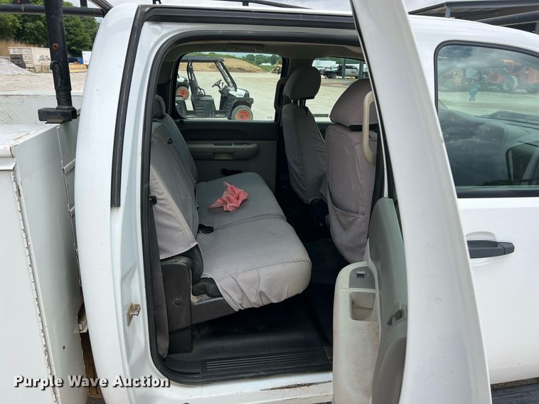 image for item LG9189 2011 Chevrolet Silverado 3500HD  Crew Cab utility bed pickup truck