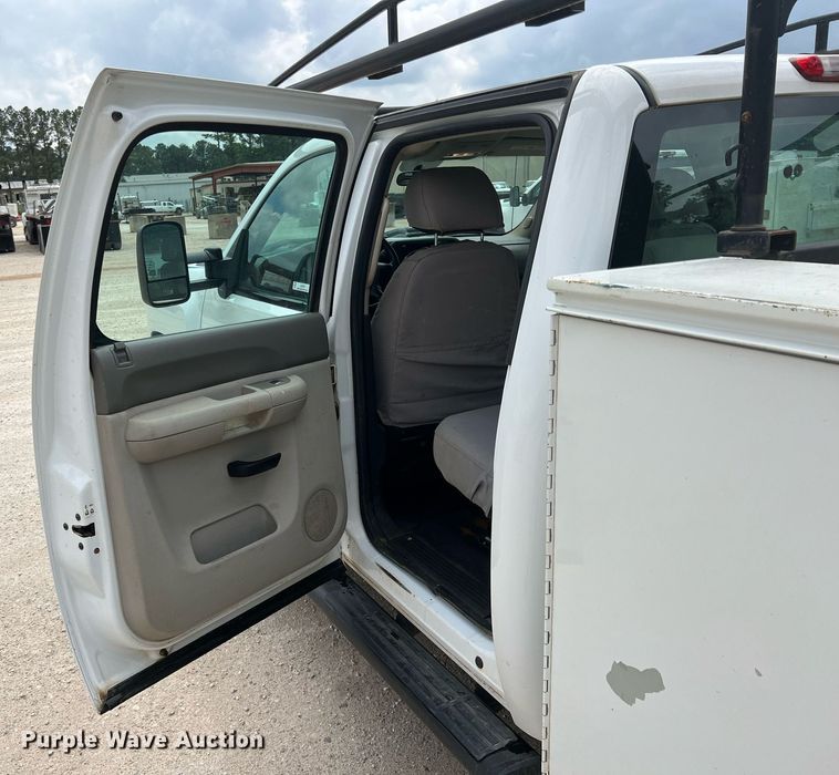 image for item LG9189 2011 Chevrolet Silverado 3500HD  Crew Cab utility bed pickup truck